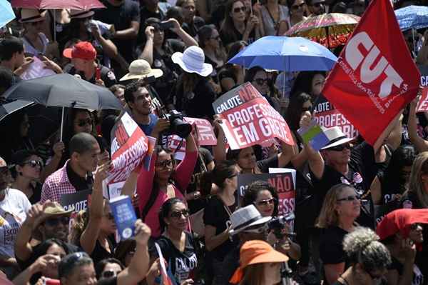 Professores realizaram assembleia nesta sexta-feira (30) em frente ao Palácio do Buriti