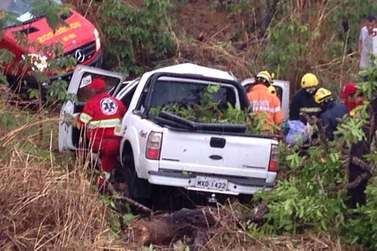 Carro caiu em ribanceira na BR-060