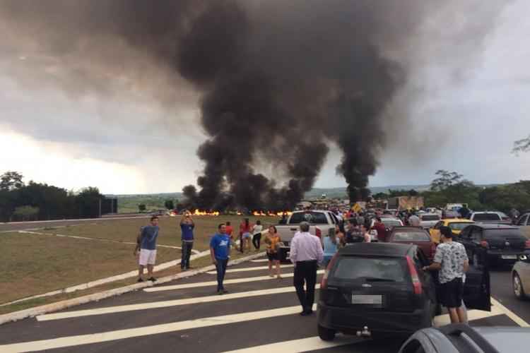 De acordo com a Polícia Rodoviária Federal (PRF), não há previsão para o fim do manifesto iniciado as 17h15. Eles querem passe livre no pedágio da região, caminho para Goiânia, e trajeto diário de estudantes e funcionários públicos