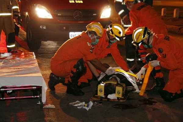 Bombeiros prestaram socorro à vítima de atropelamento na noite deste sábado (31)