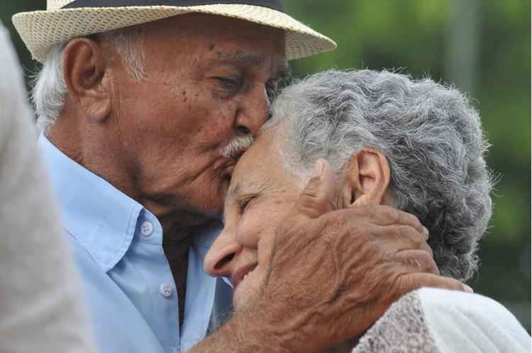 Francisca e Manoel estão juntos há 60 anos. Lá se vão 70 anos desde que Angélica e João disseram o sim. A paixão e o companheirismo dos dois casais resistiram ao tempo e foram registrados em um ensaio fotográfico