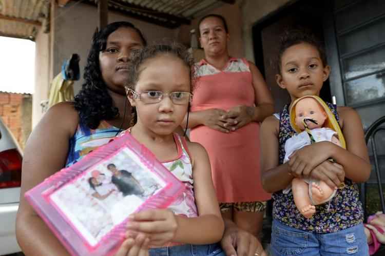 Família de Vanessa e Camila, com a foto de Maria Helena: encontros ocorreram de forma progressiva para continuar a vida após uma perda tão violenta