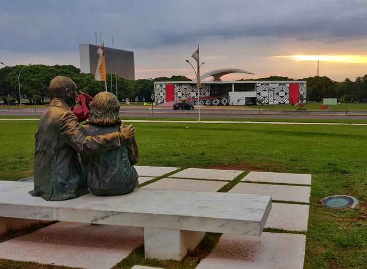 Segundo o Instituto Nacional de Meteorologia, guarda-chuvas serão necessários à tarde