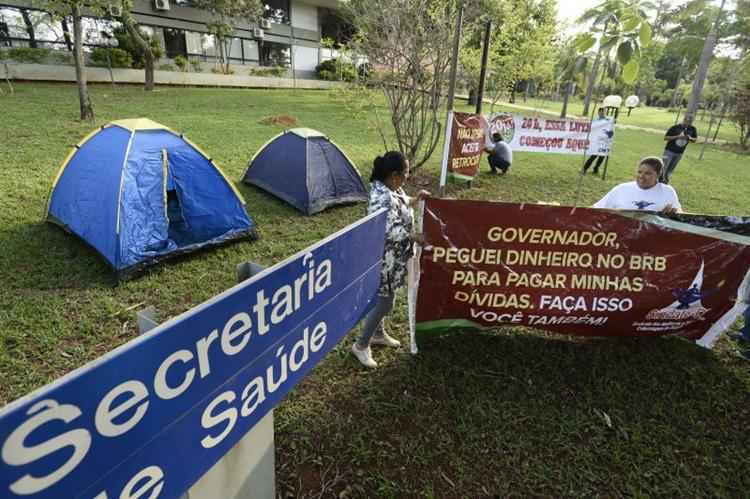 Representantes do Sindicato dos Auxiliares e Técnicos em Enfermagem do DF montaram barracas em frente à Secretaria de Saúde para fazer pressão e tentar abrir novas negociações