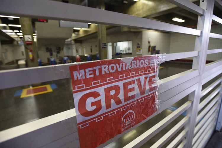 Cartaz afixado em frente a uma das estações de metrô informa sobre a greve