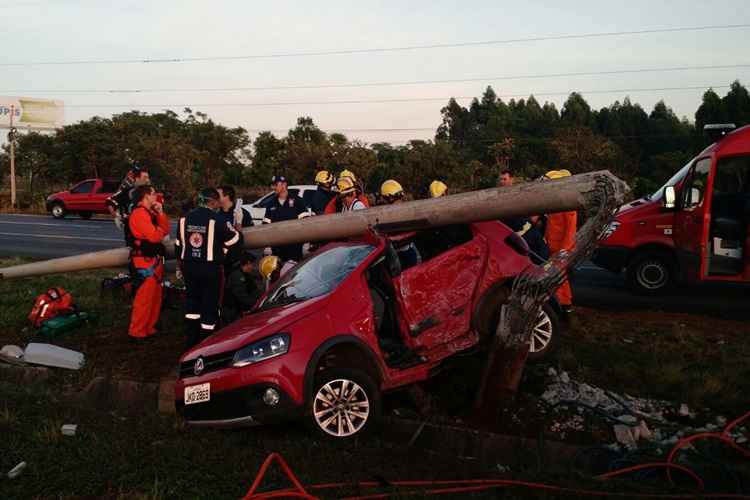 Com o impacto da batida poste caiu em cima do veículo