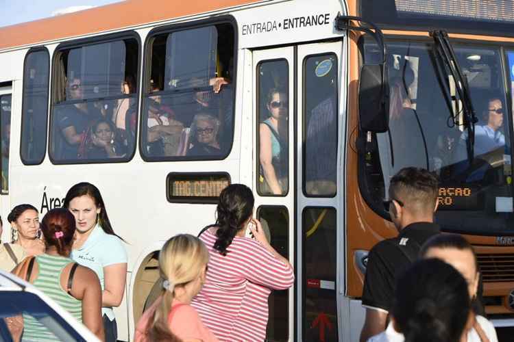 Passageiros se espremem em ônibus de Taguatinga sentido Plano Piloto