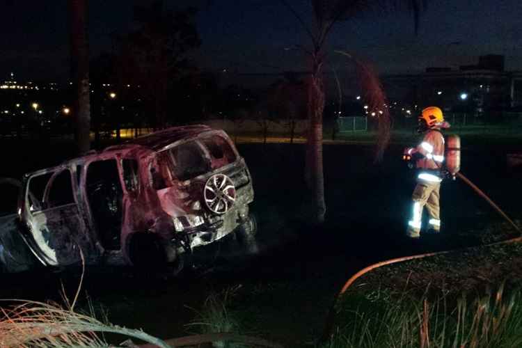 Os bombeiros tentaram controlar as chamas, mas o veículo ficou destruido