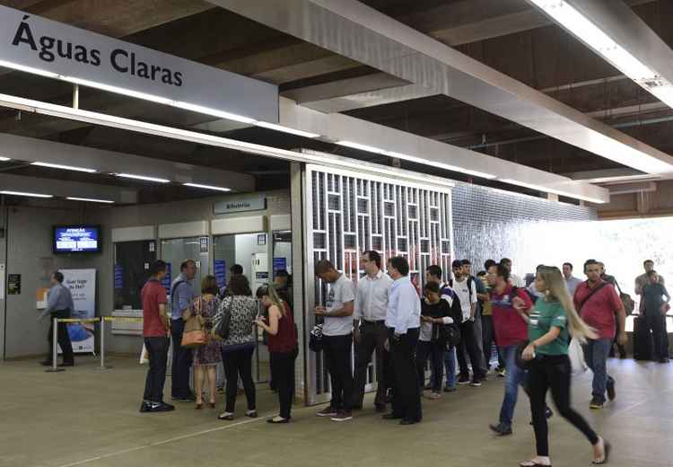 Passageiros enfrentaram filas nas bilheterias: serviço do metrô suspenso à tarde