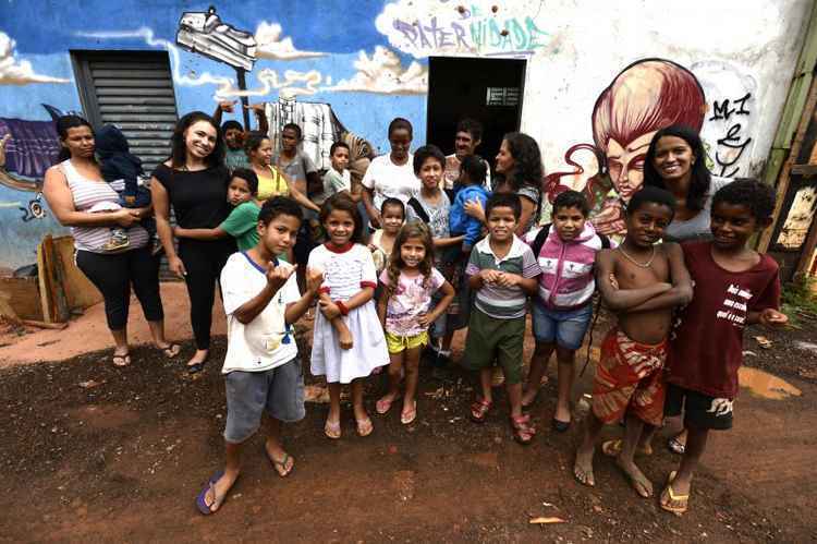 Em meio ao lamaçal, a Casa de Paternidade é um oásis para crianças, adolescentes e adultos, como Polliana (abaixo), que desde 2011 frequenta o local e, hoje, leva os filhos