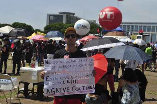 Categoria está em greve desde 15 de outubro e cobra pagamento do reajuste