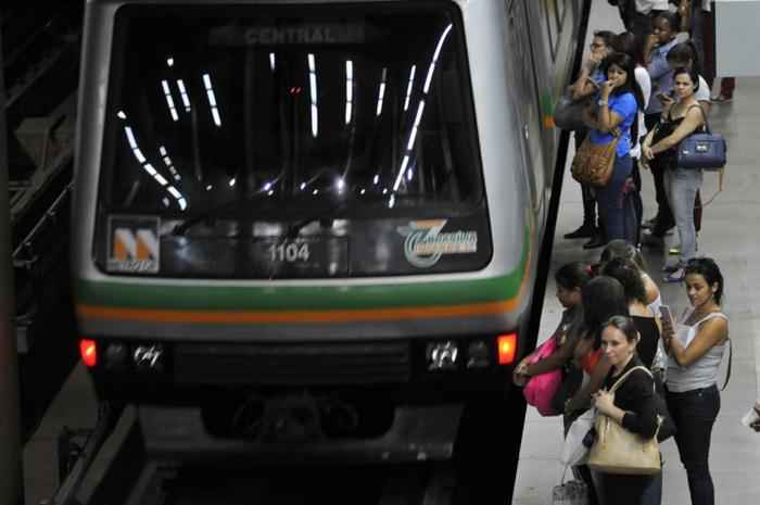 O metrô não funcionará no domingo. E de segunda a sábado, apenas das 6h às 9h e das 17h30 às 20h30