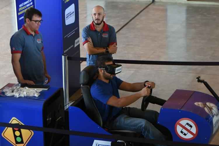 Simulador instalado na Universidade de Brasília dá a oportunidade aos estudantes de terem uma experiência ao volante em situações diversas