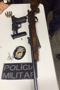 Armas e projéteis encontrados com o suspeito