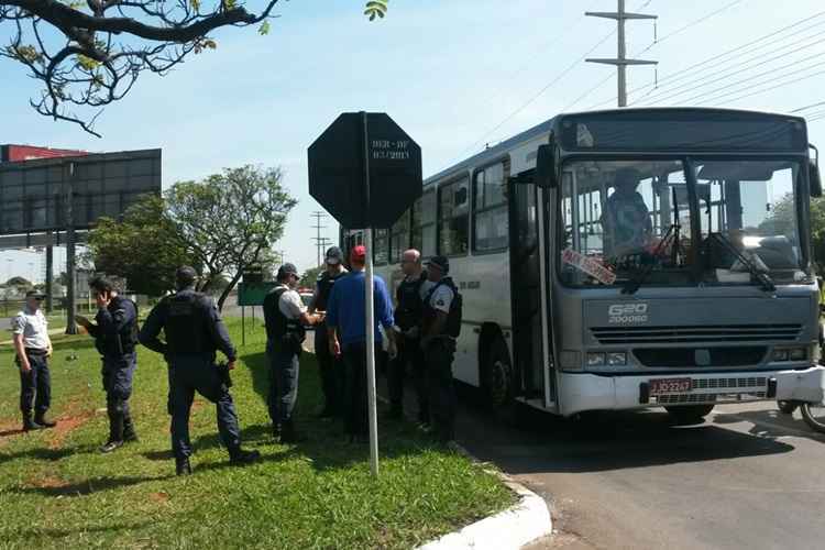 Ônibus furtado no estacionamento do Teatro Nacional