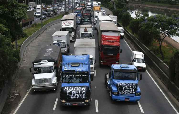 Carretas ocuparam três faixas da Marginal Tietê, uma das principais vias expressas da capital paulista: Em São Paulo, bloqueio total apenas na rodovia Raposo Tavares