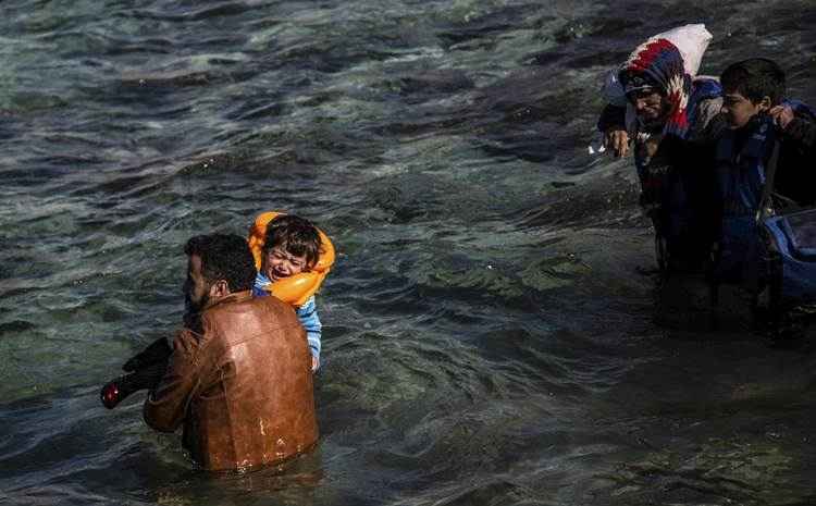 Os 28 Estados-membros da UE se comprometeram a fornecer fundos e experts para ajudar a lidar com a situação de emergência, além de distribuir os refugiados entre os países