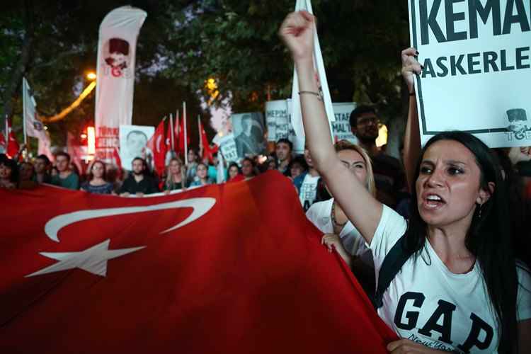 Turcos protestando contra os ataques de policiais à população curda