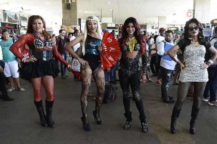 Fran Ferrari, Nathanny Potielly, Veronica Strass e Pyettra La Manttra levaram toda a sua alegria à rodoviária