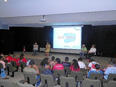 Trinta estudantes ouviram depoimentos de profissionais do Correio, TV Brasília e da Clube FM. O curso gratuito com técnicas de reportagem e fotografia teve início no último sábado e segue até 5 de dezembro