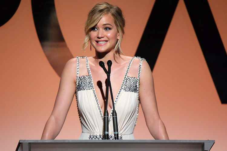 Jennifer Lawrence cai durante première do filme Jogos vorazes em Madri