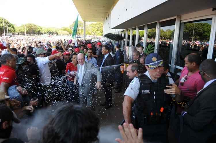 O deputado distrital Wasny de Roure tentou intervir no confronto entre manifestantes e policiais, em frente ao Palácio do Buriti, e acabou atingido por um jato de spray de pimenta