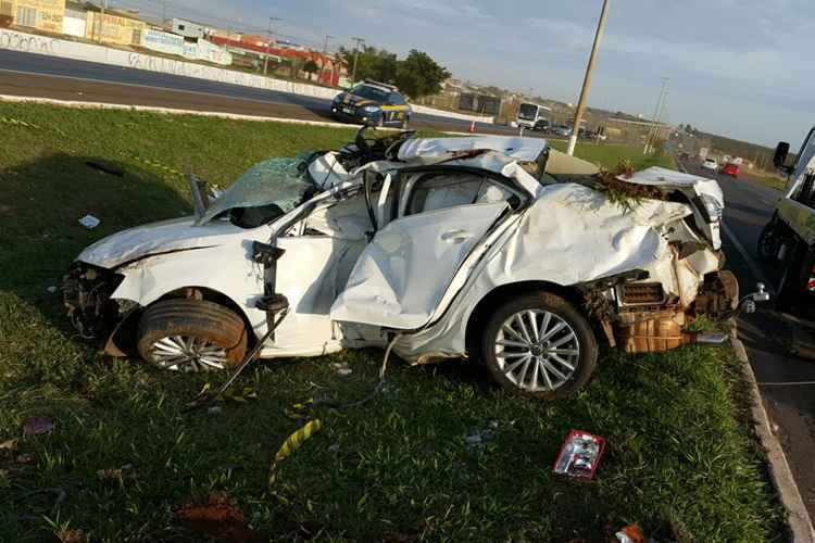 Carro ficou completamente destruído após a colisão