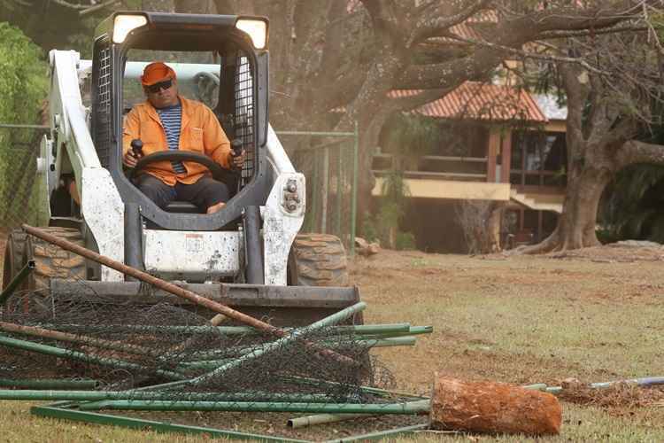 Estruturas retiradas da beira do Lago