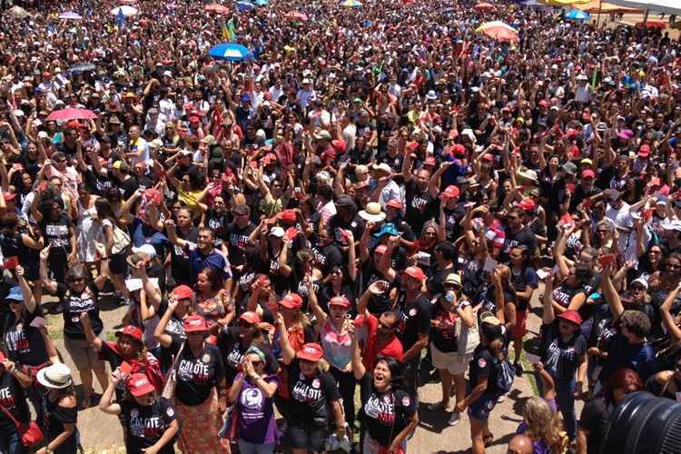 Professores decidem pelo fim da greve