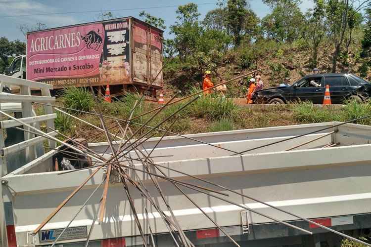 Acidente envolveu dois caminhões e três veículos de passeio