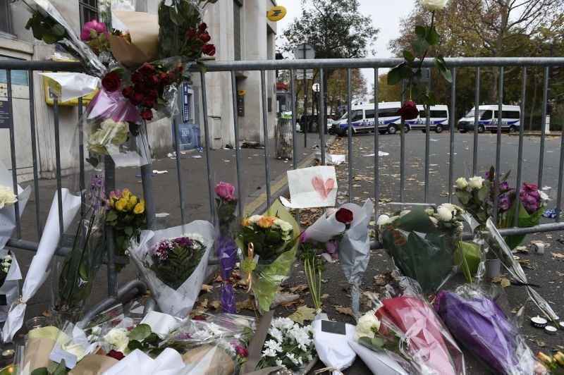 População faz memorial improvisado de flores e velas ao lado do teatro Bataclan, em Paris