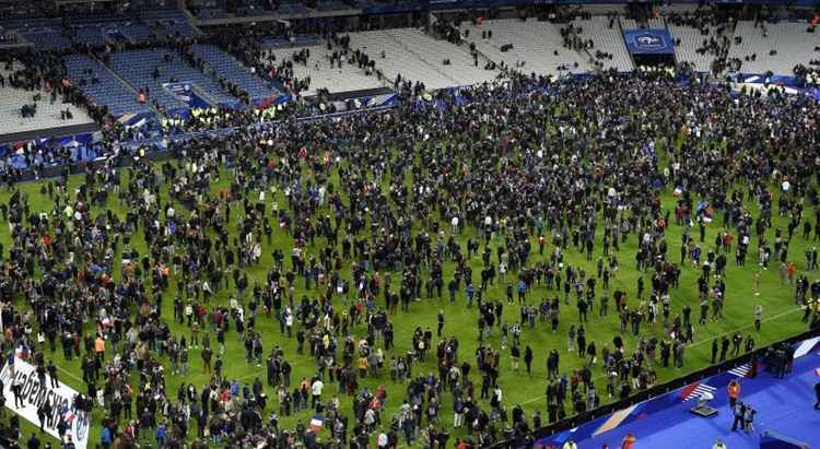 No momento das explosões, várias pessoas que estavam no estádio foram para o meio do gramado, apavoradas