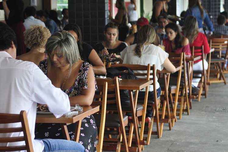 Retração do consumidor, juros altos e desemprego agravam situação  do setor, que vive a maior crise da sua história. Vendas devem cair 7,9% neste ano, segundo a CNC