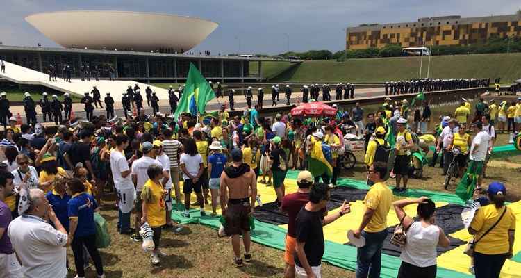 Manifestantes de vários locais do Brasil estão desde cedo em frente ao Congresso Nacional