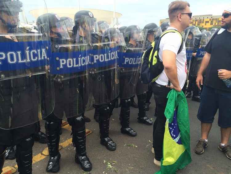 Apesar da dispersão, o cordão de isolamento da polícia militar continua no local