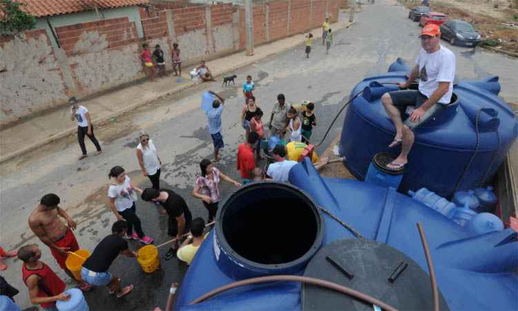 Lucas Ramos viajou 300 quilômetros para doar 10 mil litros de água aos moradores de Valadares: 