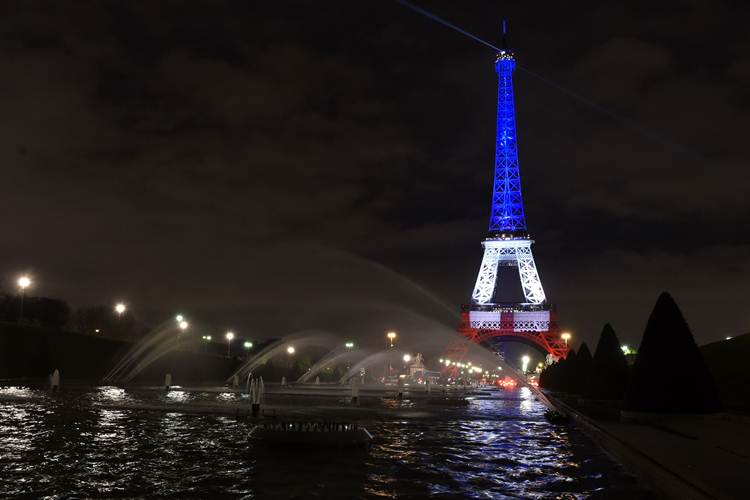 A torre estava fechada desde o atentado que deixou pelo menos 129 mortos e 352 feridos em Paris