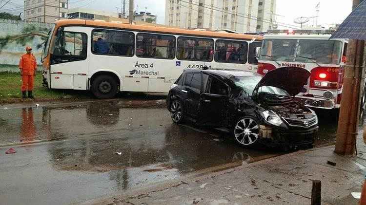 Na Ceilândia Sul, um ônibus bateu em um carro às 16h, deixando os ocupantes do veículo feridos