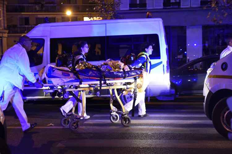 Vítima é resgatada do Bataclan, durante ataques em Paris: estudo destaque que EI dispõe dos meios necessários para executar ataques sofisticados