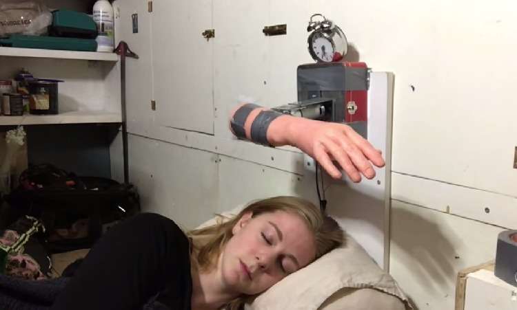 Vídeo: jovem da Suécia cria despertador que acorda com tapas na cara