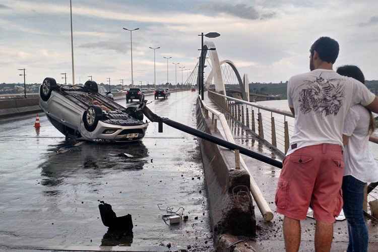 Motorista perdeu o controle do veículo que capotou na Ponte JK. Ninguém ficou ferido