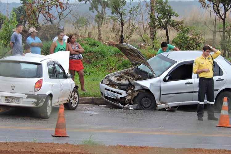 Acidente frontal na descida de São Sebastião deixou três pessoas feridas e complicou o trânsito na região