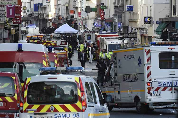 Policiais montam guarda no subúrbio de Paris, norte do centro da cidade de Saint-Denis