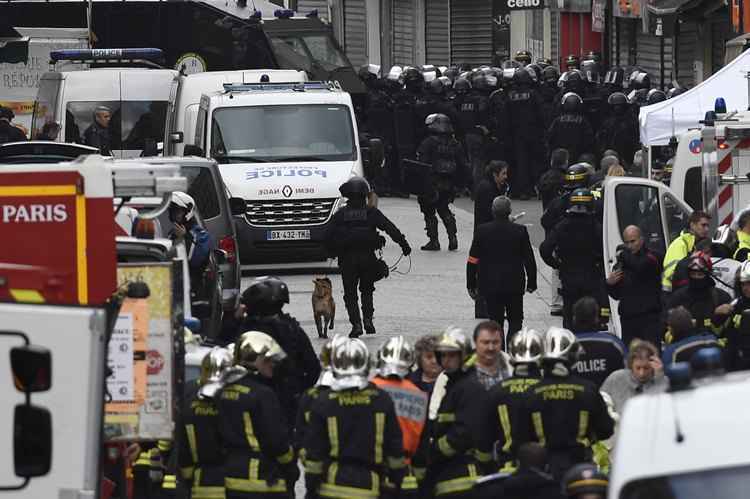 Forças de segurança agem em área de ataque em Saint-Denis