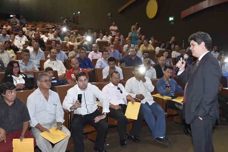 Secretário de Mobilidade, Carlos Tomé, durante reunião com taxistas, em julho deste ano, no Cine Brasília