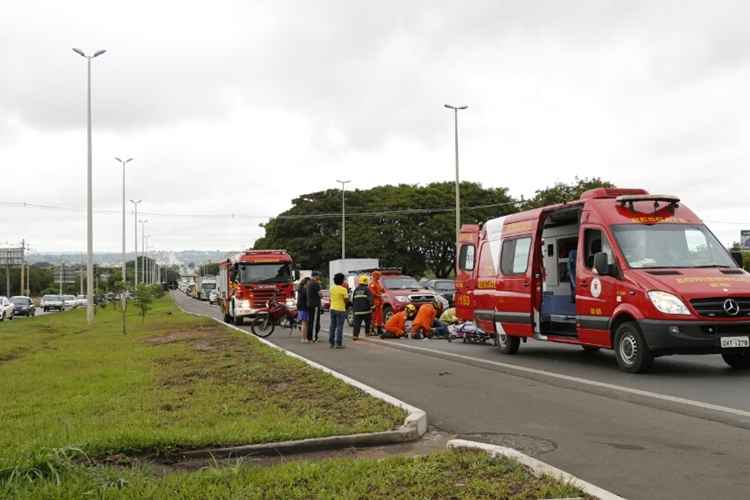 Motociclista ficou ferido após se envolver em acidente com carro