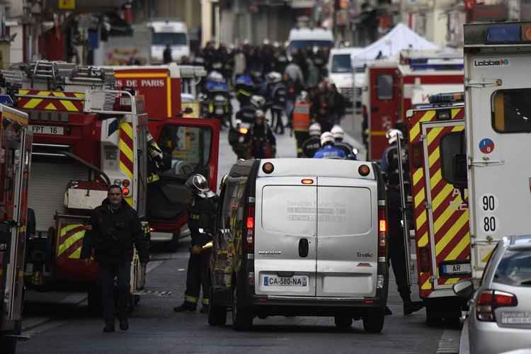 Carro funerário na região de Saint-Denis para retirar os corpos dos terroristas mortos em confronto