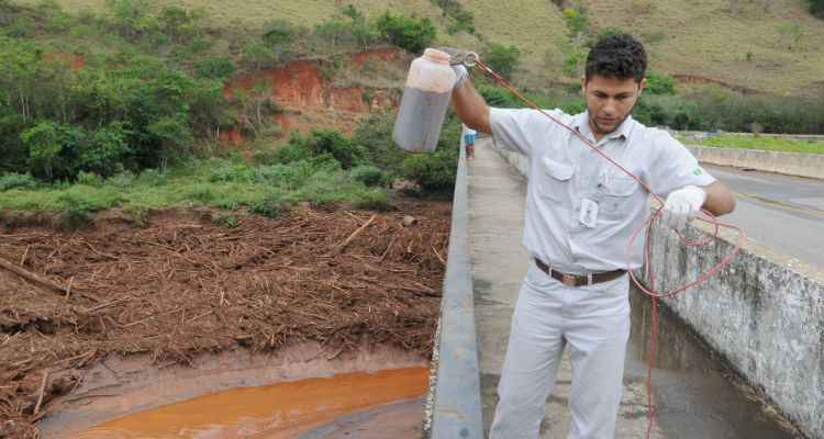 Trabalhador a serviço da Cenibra retira água no Rio Doce para avaliação: gigante da fabricação de celulose calcula que prejuízo por interrupção da produção chegue a R$ 88 milhões