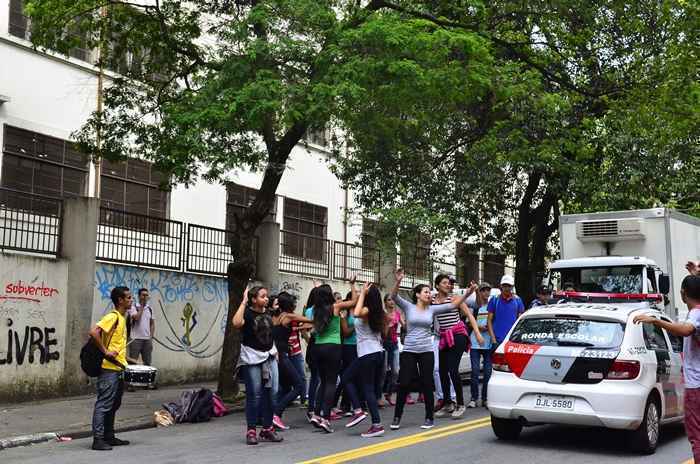 Na escola José Lins do Rego, no Jardim Ângela, zona sul da capital, os alunos decidiram ocupar o edifício, mesmo a unidade estando fora da reestruturação da rede. O colégio já atende apenas alunos do ensino médio e continuará com ensino de ciclo único