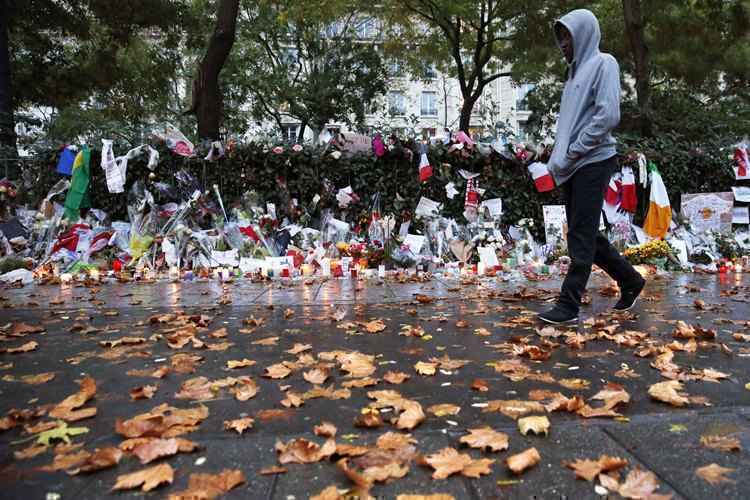 Desde a sexta-feira (13/11) flores e mensagens foram deixadas na frente do Bataclan